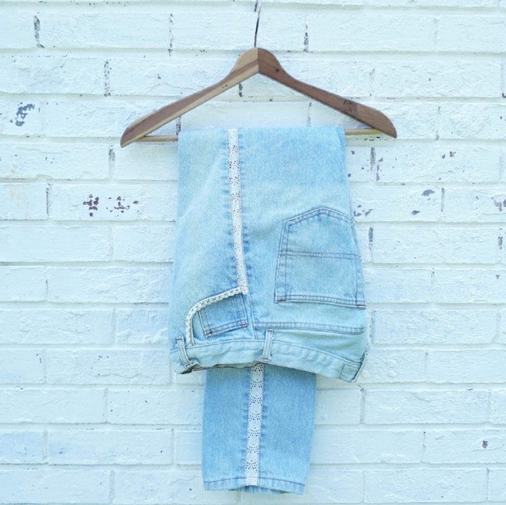 Vintage Highrise Jeans Lace Inset Lightwash Tapered